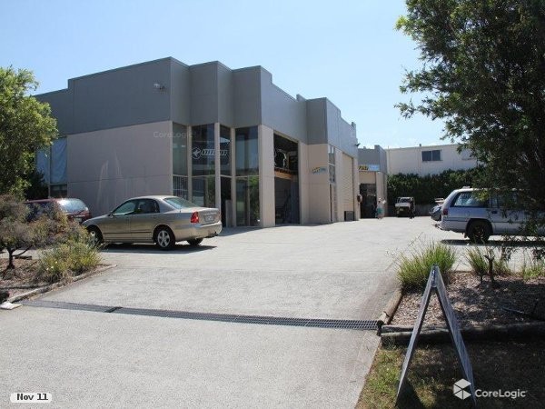FRONT WAREHOUSE WITH OFFICES - EASY ACCESS TO M1 (3 PHASE POWER)