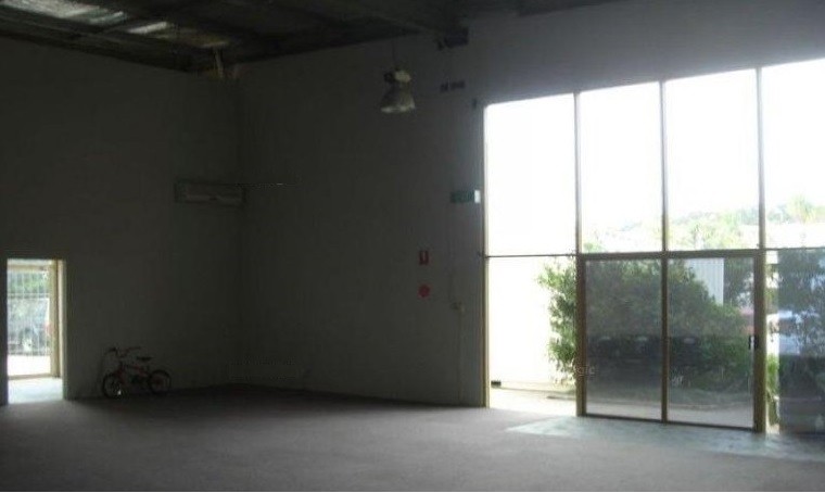 FRONT WAREHOUSE WITH OFFICES - EASY ACCESS TO M1 (3 PHASE POWER)