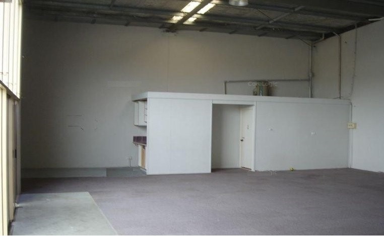 FRONT WAREHOUSE WITH OFFICES - EASY ACCESS TO M1 (3 PHASE POWER)