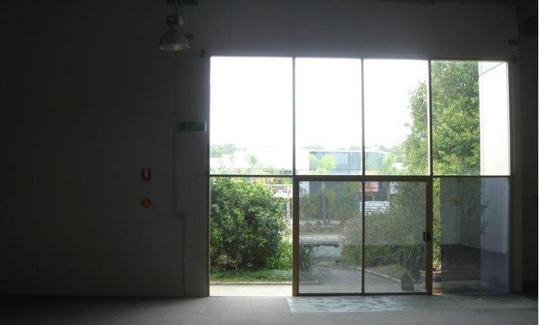 FRONT WAREHOUSE WITH OFFICES - EASY ACCESS TO M1 (3 PHASE POWER)