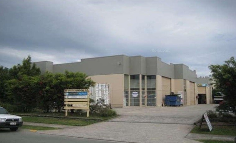 FRONT WAREHOUSE WITH OFFICES - EASY ACCESS TO M1 (3 PHASE POWER)
