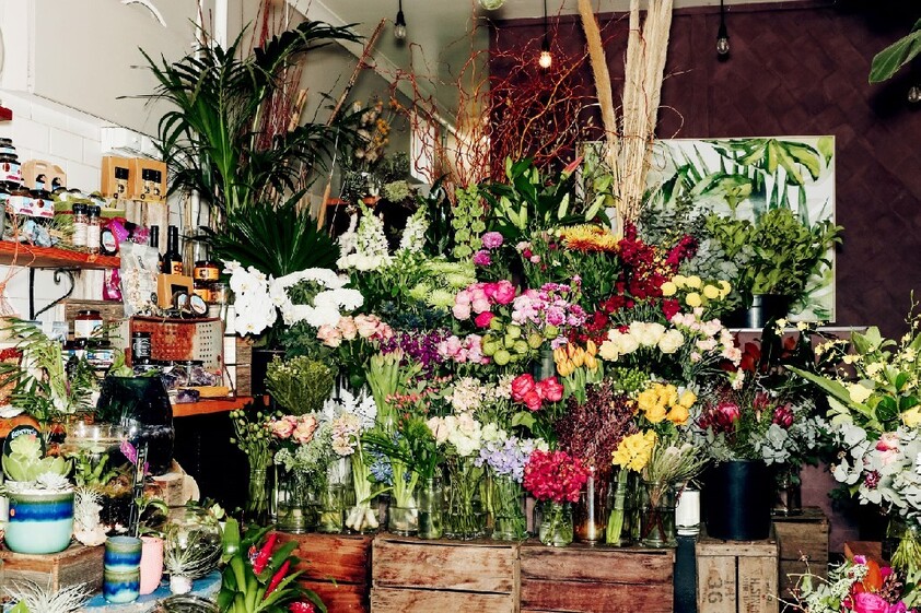'A BUNCH OF CAKES'. WELL KNOWN CAKE & FLORIST SHOP. CENTRAL SPOTSWOOD