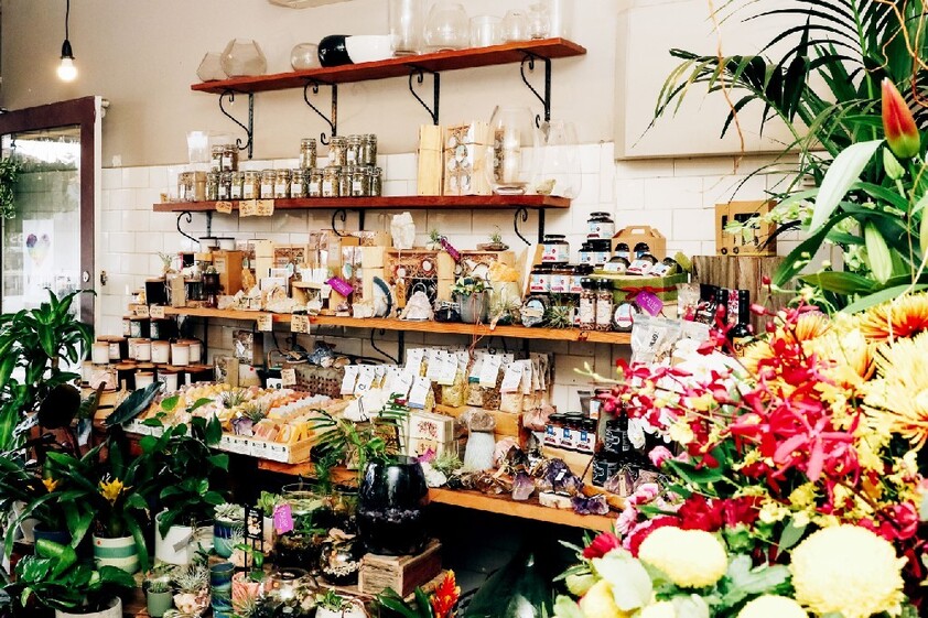 'A BUNCH OF CAKES'. WELL KNOWN CAKE & FLORIST SHOP. CENTRAL SPOTSWOOD