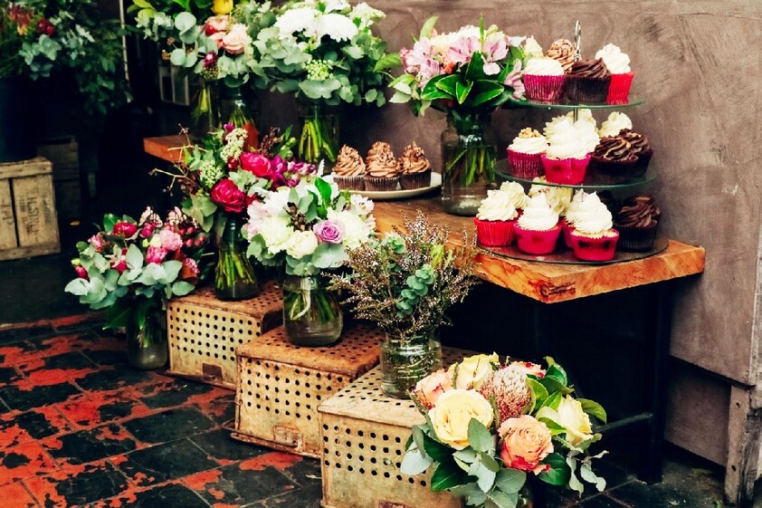 'A BUNCH OF CAKES'. WELL KNOWN CAKE & FLORIST SHOP. CENTRAL SPOTSWOOD