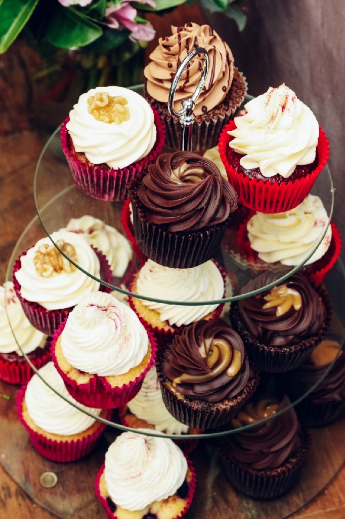 'A BUNCH OF CAKES'. WELL KNOWN CAKE & FLORIST SHOP. CENTRAL SPOTSWOOD