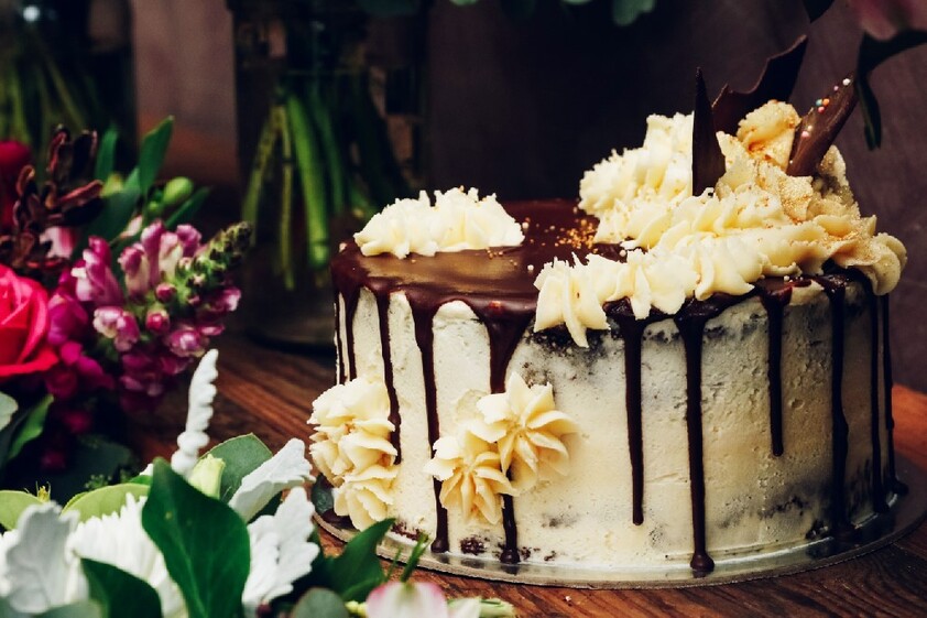 'A BUNCH OF CAKES'. WELL KNOWN CAKE & FLORIST SHOP. CENTRAL SPOTSWOOD