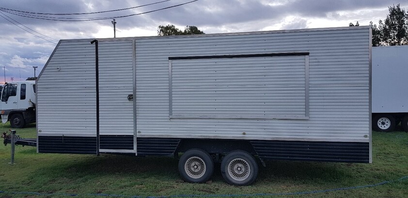 SUCCESSFUL MOBILE CATERING BUSINESS ON THE ROAD – IDEAL LIFESTYLE