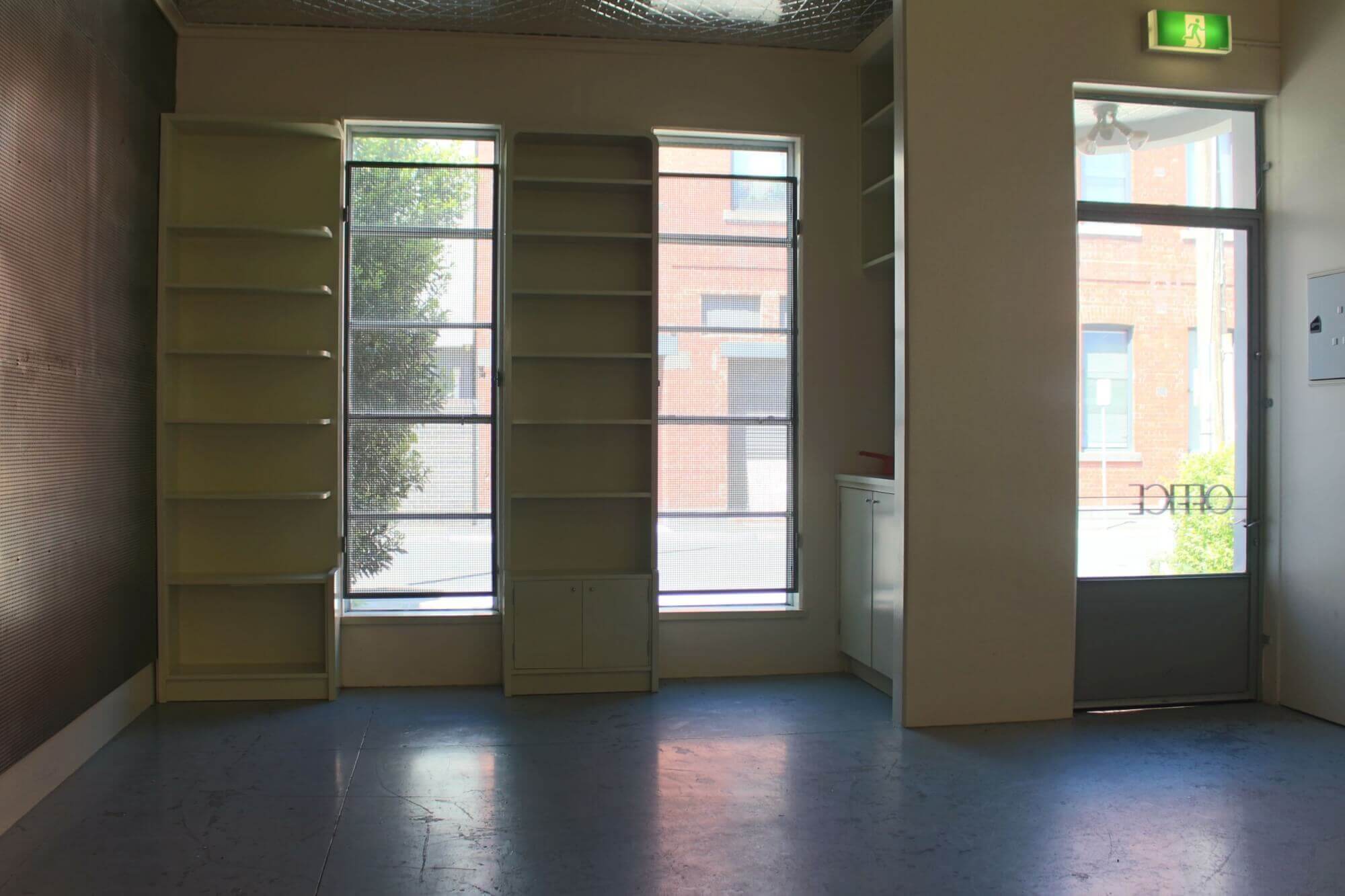 Stylish showroom/ warehouse in heart of city