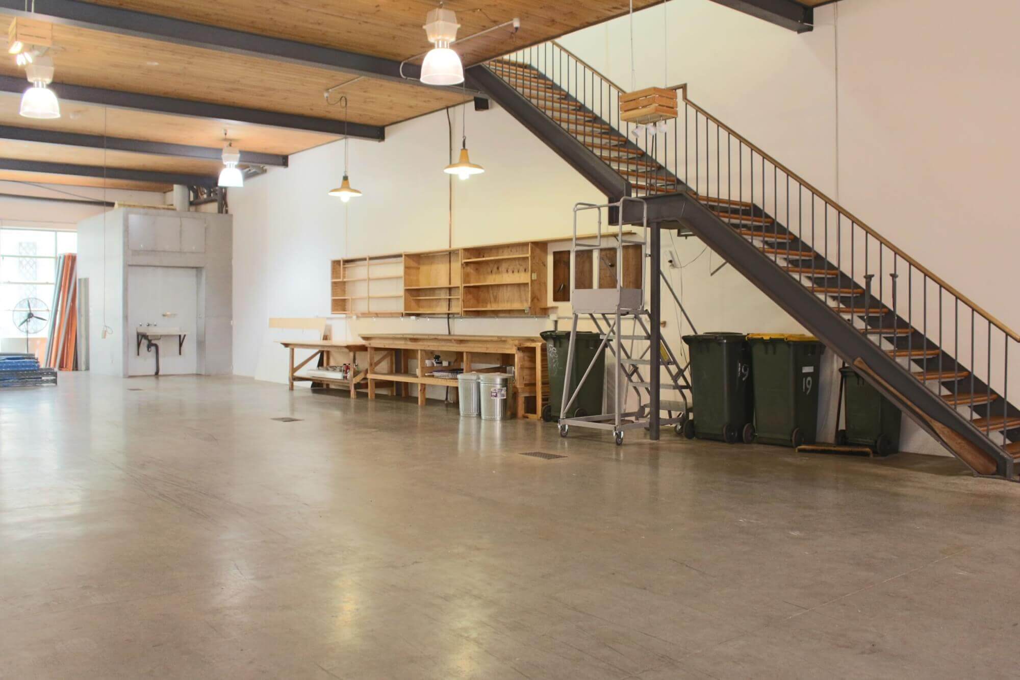 Stylish showroom/ warehouse in heart of city