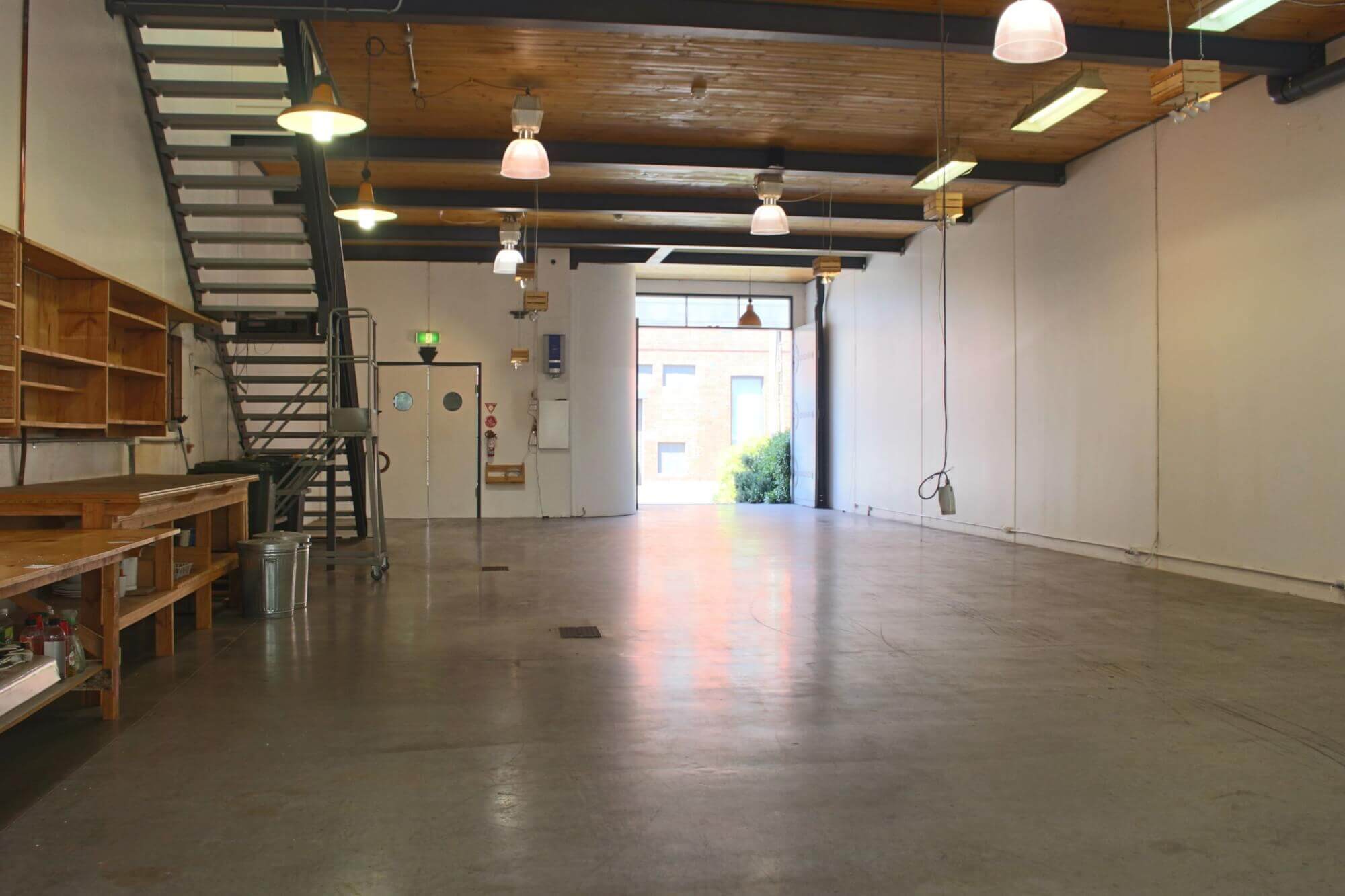 Stylish showroom/ warehouse in heart of city