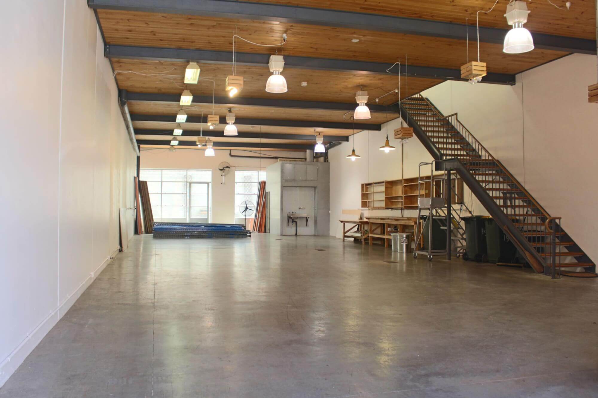 Stylish showroom/ warehouse in heart of city