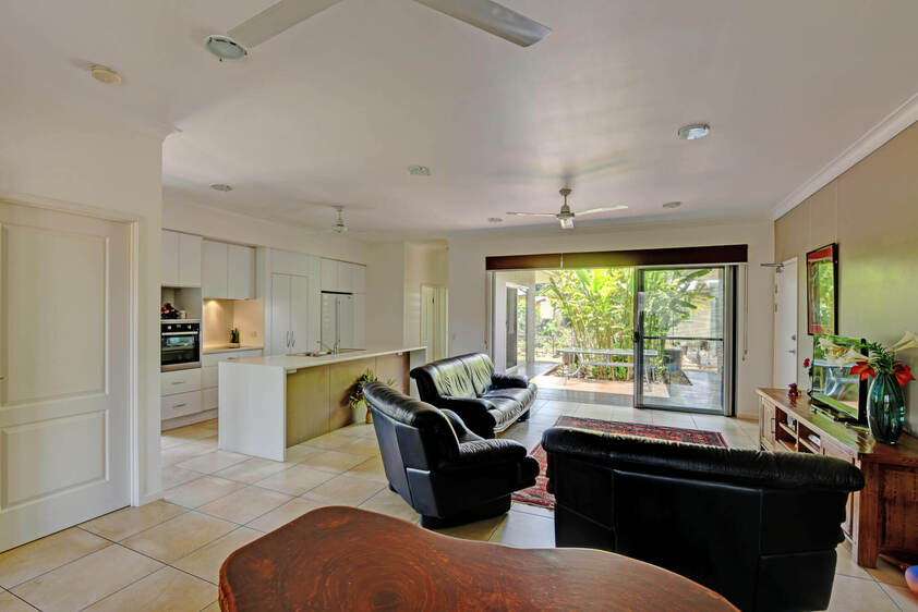 COMMERCIAL PROPERTY WITH SHOP / GALLERY / SHOWROOM AND RESIDENCE