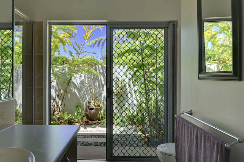 COMMERCIAL PROPERTY WITH SHOP / GALLERY / SHOWROOM AND RESIDENCE