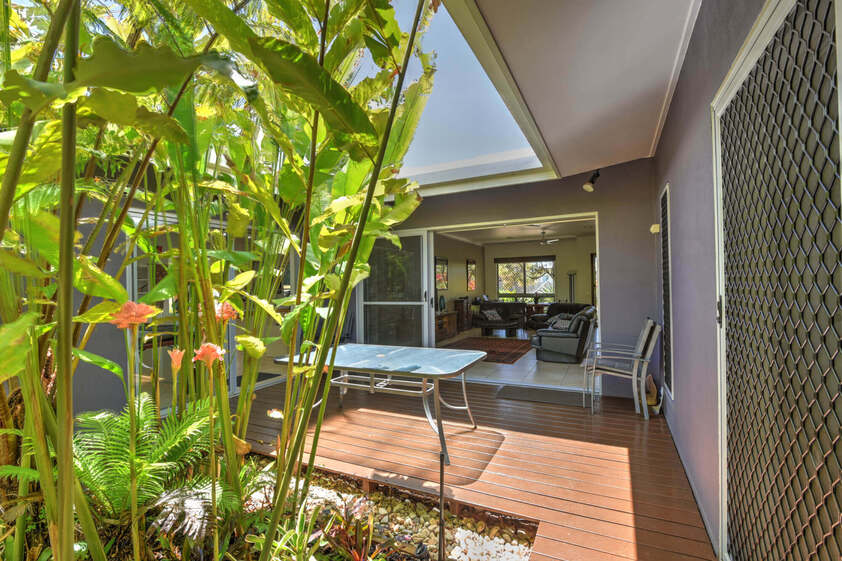 COMMERCIAL PROPERTY WITH SHOP / GALLERY / SHOWROOM AND RESIDENCE