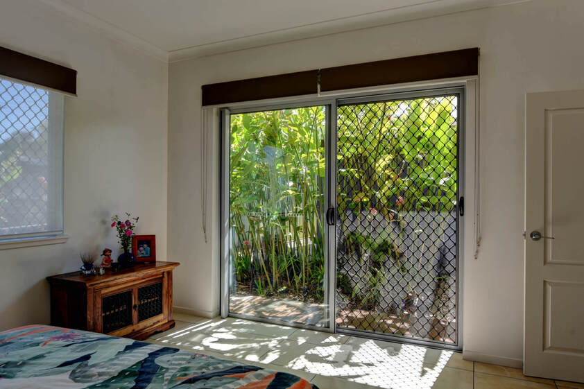 COMMERCIAL PROPERTY WITH SHOP / GALLERY / SHOWROOM AND RESIDENCE