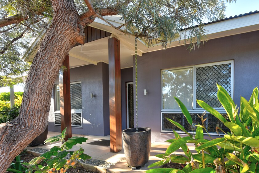 COMMERCIAL PROPERTY WITH SHOP / GALLERY / SHOWROOM AND RESIDENCE