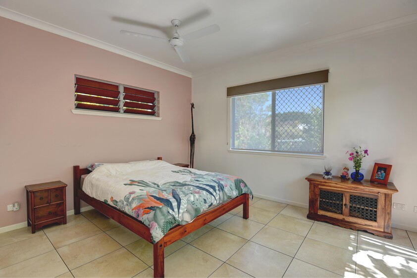 COMMERCIAL PROPERTY WITH SHOP / GALLERY / SHOWROOM AND RESIDENCE