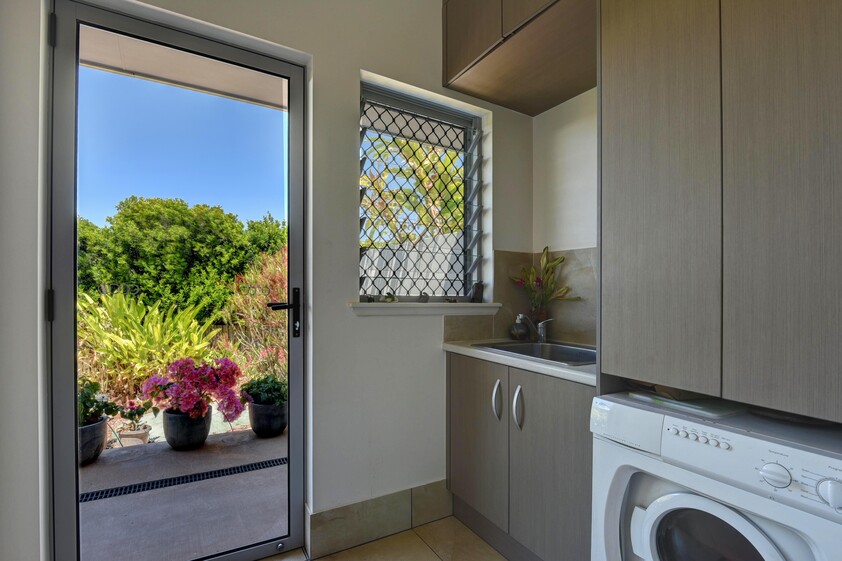 COMMERCIAL PROPERTY WITH SHOP / GALLERY / SHOWROOM AND RESIDENCE