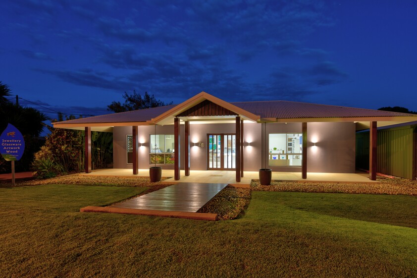 COMMERCIAL PROPERTY WITH SHOP / GALLERY / SHOWROOM AND RESIDENCE