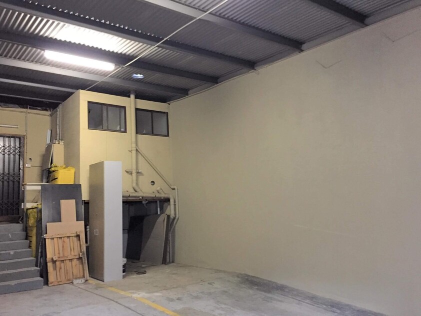 PRICE DROP - PROMINENT CITY FRINGE SHOP IN SUPER LOCATION – 209 sqm TOTAL - 3 UNDERCOVER CAR SPACES