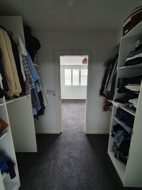 Stylish, north facing apartment only minutes walk from Garran hospital and school