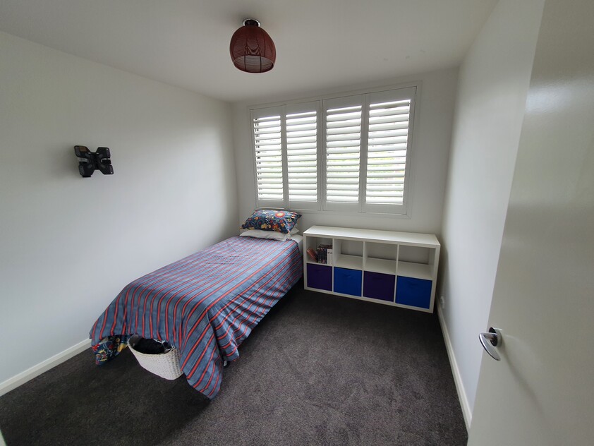 Stylish, north facing apartment only minutes walk from Garran hospital and school