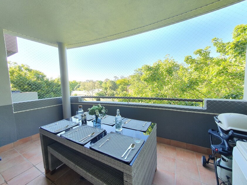 Stylish, north facing apartment only minutes walk from Garran hospital and school