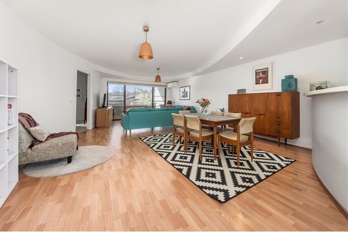 Stylish, north facing apartment only minutes walk from Garran hospital and school