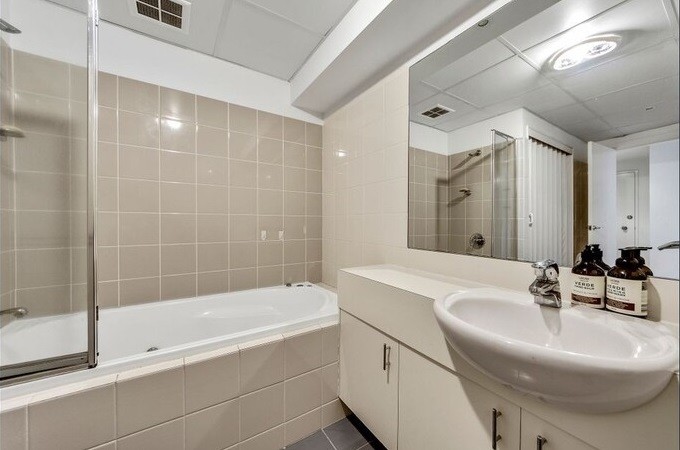 Stylish, north facing apartment only minutes walk from Garran hospital and school