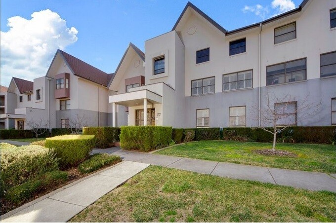 Stylish, north facing apartment only minutes walk from Garran hospital and school