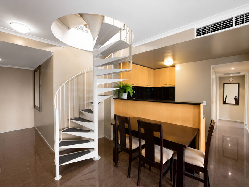 CROWN JEWEL OF HARBOUR VIEW APTS with 75sqm beautiful balcony over Marvel Stadium