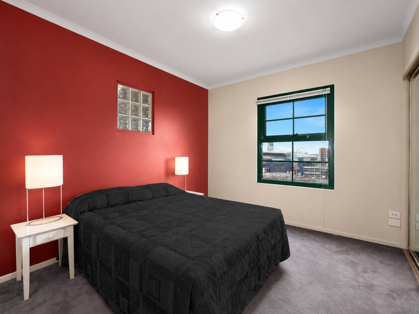 CROWN JEWEL OF HARBOUR VIEW APTS with 75sqm beautiful balcony over Marvel Stadium