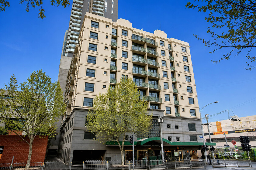 CROWN JEWEL OF HARBOUR VIEW APTS with 75sqm beautiful balcony over Marvel Stadium