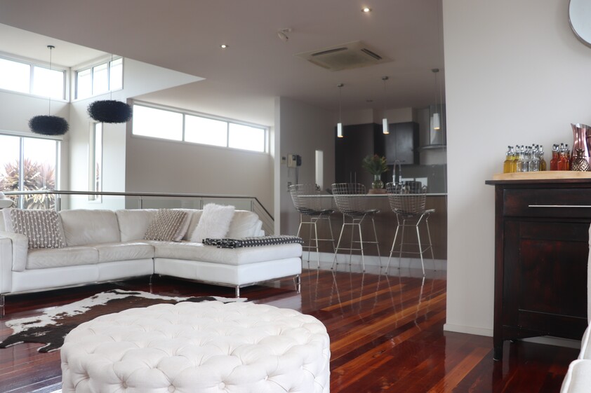 4 Bed, 4 Car ,2 Lounge and 2 Bath in Premier Location