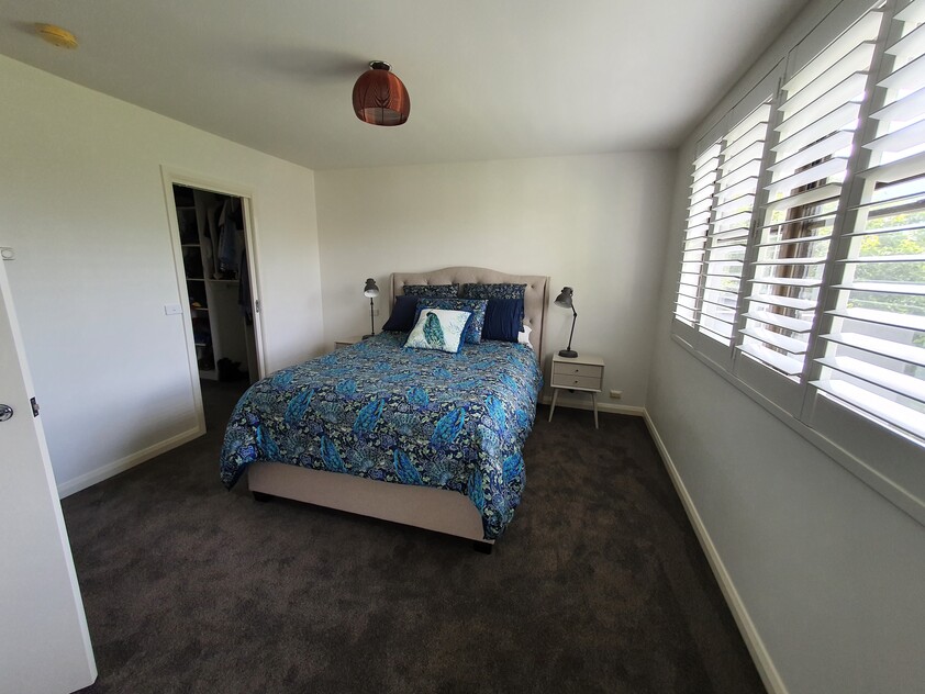 Stylish, north facing apartment only minutes walk from Garran hospital and school