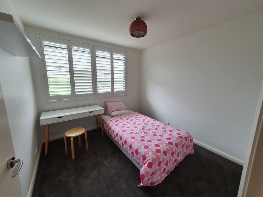 Stylish, north facing apartment only minutes walk from Garran hospital and school