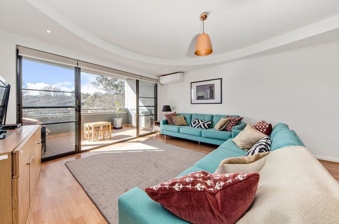 Stylish, north facing apartment only minutes walk from Garran hospital and school