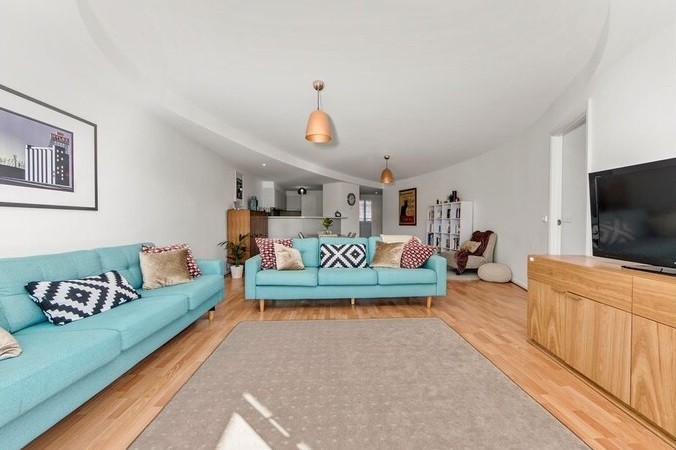 Stylish, north facing apartment only minutes walk from Garran hospital and school