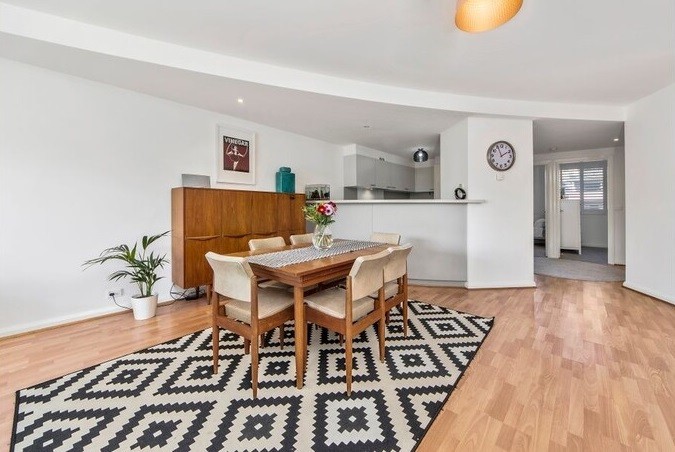 Stylish, north facing apartment only minutes walk from Garran hospital and school