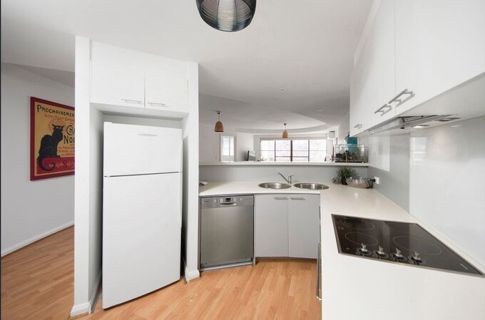 Stylish, north facing apartment only minutes walk from Garran hospital and school