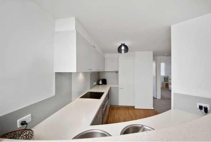Stylish, north facing apartment only minutes walk from Garran hospital and school
