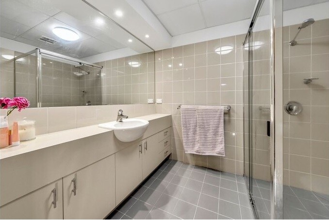 Stylish, north facing apartment only minutes walk from Garran hospital and school