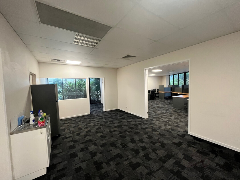 IMMACULATE PROFESSIONAL OFFICE AND WAREHOUSE SPACE FOR LEASE