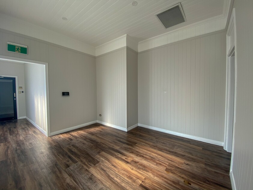 Retail/Beauty/Office/Allied Medical space with pedestrian and vehicle main road exposure, close to public transport