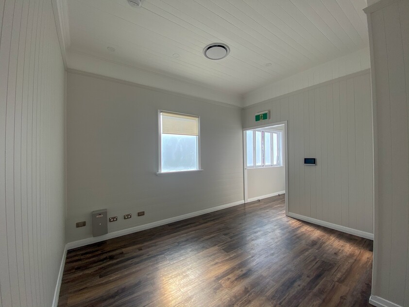 Retail/Beauty/Office/Allied Medical space with pedestrian and vehicle main road exposure, close to public transport