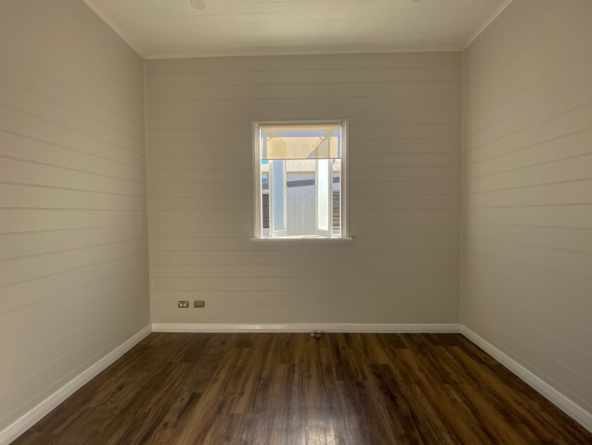 Retail/Beauty/Office/Allied Medical space with pedestrian and vehicle main road exposure, close to public transport