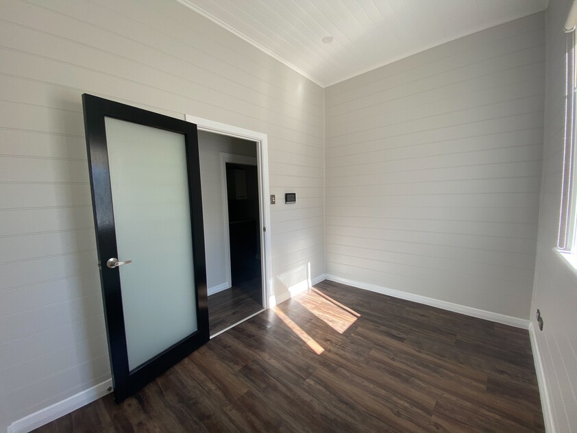 Retail/Beauty/Office/Allied Medical space with pedestrian and vehicle main road exposure, close to public transport