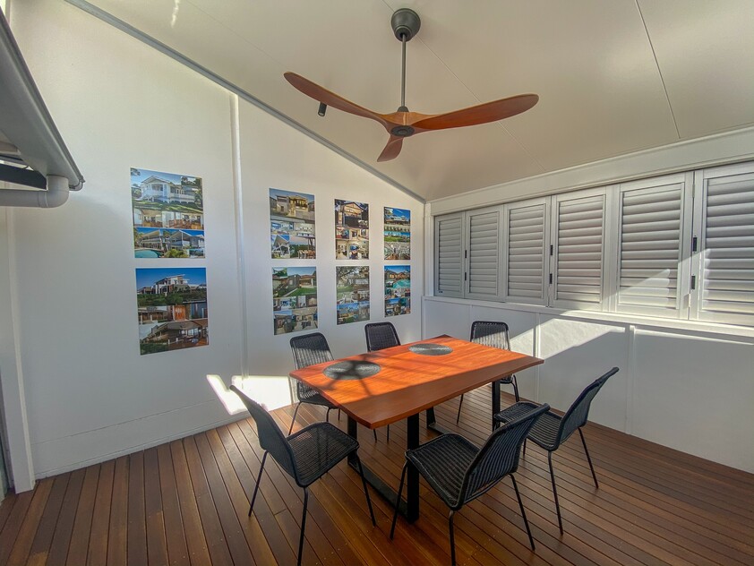 Retail/Beauty/Office/Allied Medical space with pedestrian and vehicle main road exposure, close to public transport