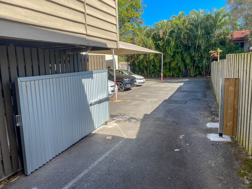 Retail/Beauty/Office/Allied Medical space with pedestrian and vehicle main road exposure, close to public transport
