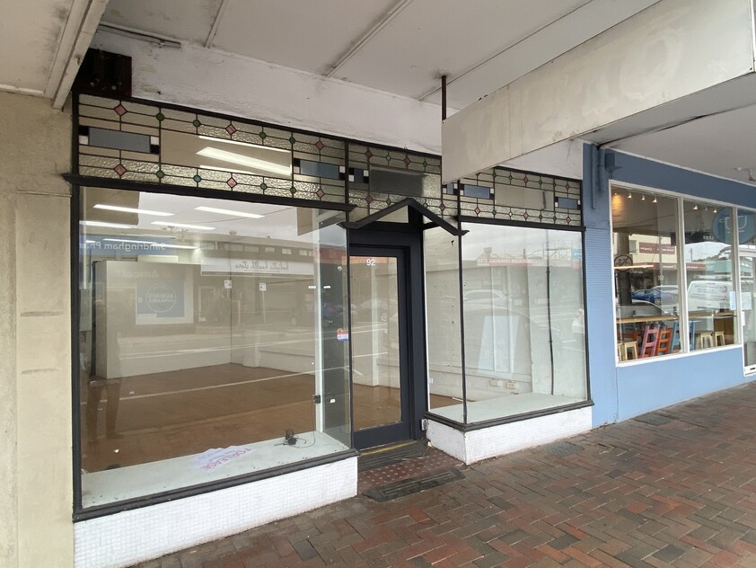 FOR LEASE - BOUTIQUE RETAIL IN BUSY SHOPPING PRECINCT